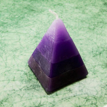 Piramis rusztikus gyertya * 4 rétegű - lila 7 cm