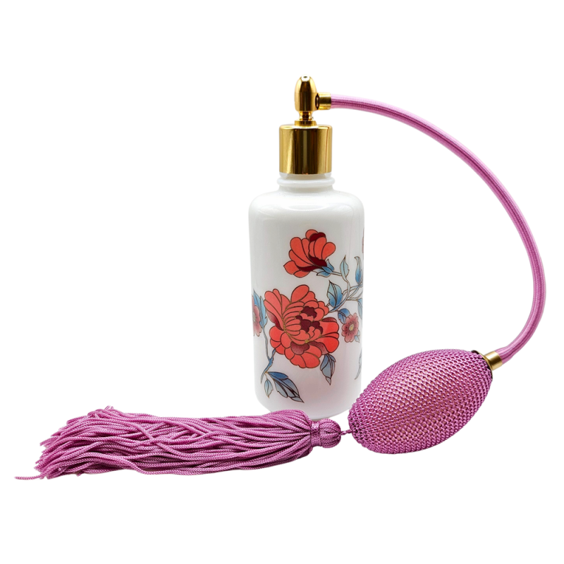 "WHITE 02" fehér porcelán parfümszóró, lila hosszú pumpával, rózsa mintával, 125 ml